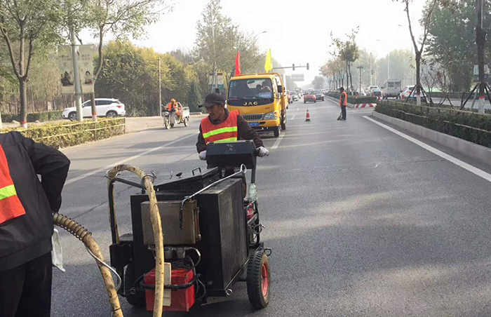 對于瀝青路面裂縫修補灌縫膠有哪些使用常識？
